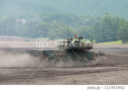 爆走する陸上自衛隊90式戦車 111455982