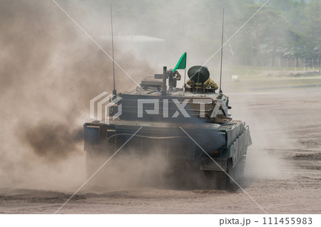 爆走する陸上自衛隊90式戦車 111455983