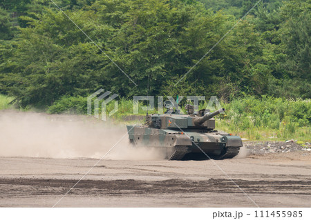 爆走する陸上自衛隊90式戦車 111455985