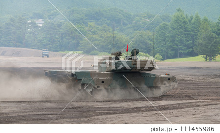 爆走する陸上自衛隊90式戦車 111455986