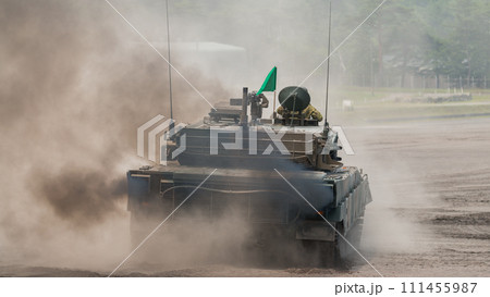 爆走する陸上自衛隊90式戦車 111455987