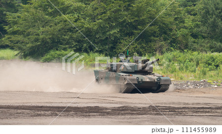 爆走する陸上自衛隊90式戦車 111455989
