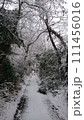 山道の雪景色 111456016
