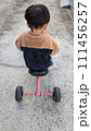 三輪車に乗る幼児 111456257