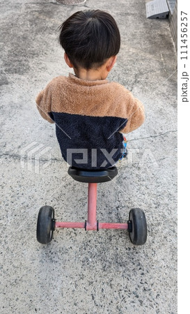 三輪車に乗る幼児 三輪車に乗る幼児 111456257