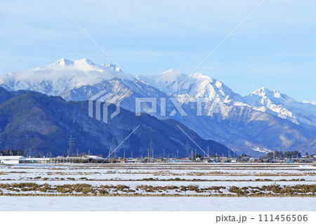 山麓から望む冬の北アルプス後立山連峰 111456506