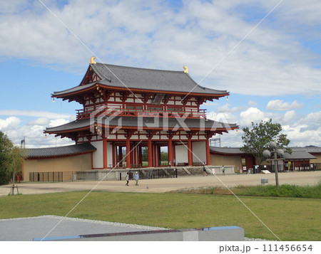 奈良の都、平城京の平城宮を復元している事業で復活した朱色に塗られた入母屋二層構造の朱雀門 奈良の都、平城京の平城宮を復元している事業で復活した朱色に塗られた入母屋二層構造の朱雀門 111456654