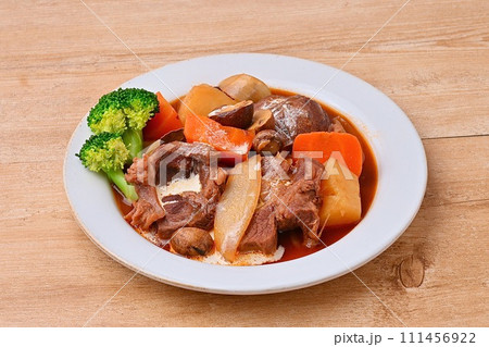 ビーフシチュー、牛すね肉のビーフシチュー、牛肉のデミグラスソース煮込み。 111456922