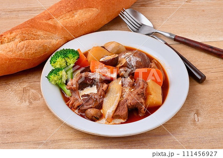 ビーフシチュー、牛すね肉のビーフシチュー、牛肉のデミグラスソース煮込み。 111456927