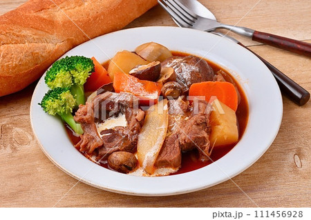 ビーフシチュー、牛すね肉のビーフシチュー、牛肉のデミグラスソース煮込み。 111456928