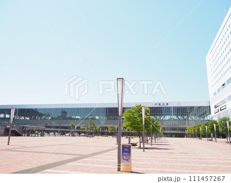 近代的な建物の旭川駅前の風景 111457267