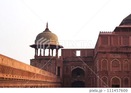 インド アーグラのアーグラ城塞 111457600