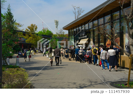 【大阪府】3月・休日に混雑する大阪城公園駅前の飲食店 【大阪府】3月・休日に混雑する大阪城公園駅前の飲食店 111457930