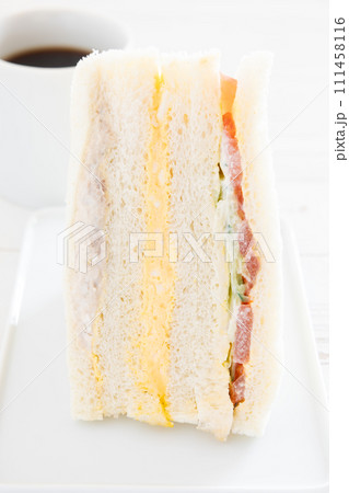 おいしい三色サンド、野菜サンド、たまごサンド、ツナサンドとコーヒー おいしい三色サンド、野菜サンド、たまごサンド、ツナサンドとコーヒー 111458116
