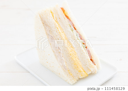 おいしい三色サンド、野菜サンド、たまごサンド、ツナサンド 111458129