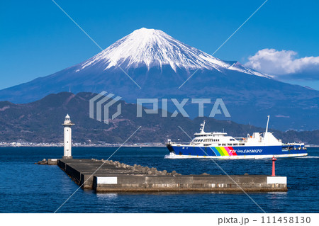 《静岡県》富士山と入港する駿河湾フェリー 111458130