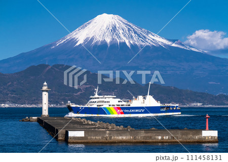 《静岡県》富士山と入港する駿河湾フェリー 《静岡県》富士山と入港する駿河湾フェリー 111458131
