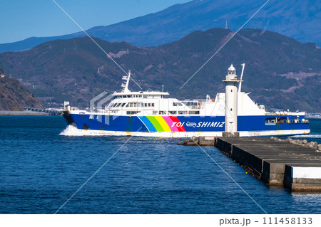 《静岡県》富士山と入港する駿河湾フェリー 111458133
