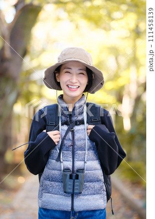 ハイキング　山歩き　双眼鏡 111458139