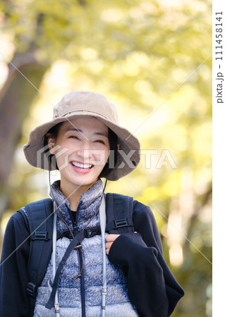 ハイキング　山歩き　双眼鏡 111458141