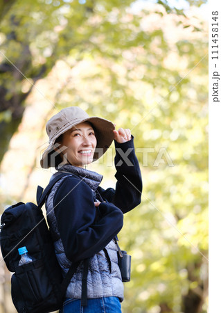 ハイキング 山歩き 双眼鏡 ハイキング 山歩き 双眼鏡 111458148