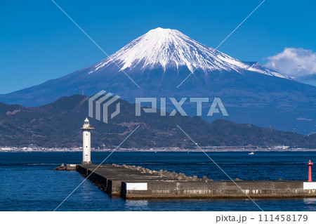 《静岡県》富士山をのぞむ三保海岸の風景 111458179
