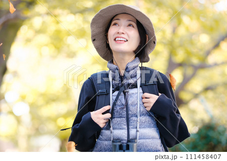 ハイキング　山歩き　舞い散る落ち葉 111458407