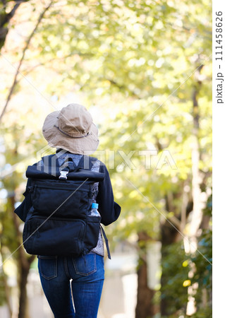 ハイキング　山歩き　後ろ姿 111458626