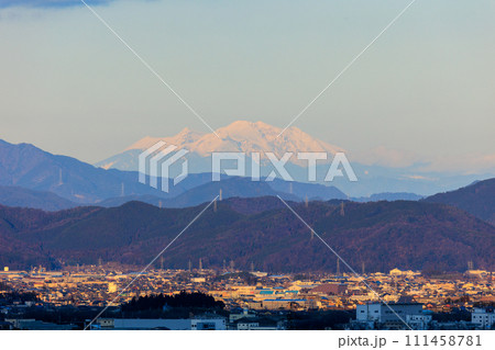 夕日に染まる雪山 111458781