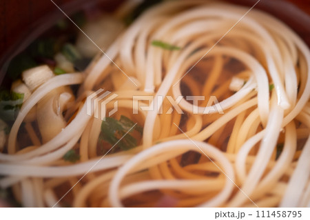 お椀のお汁に浸した稲庭うどん 111458795
