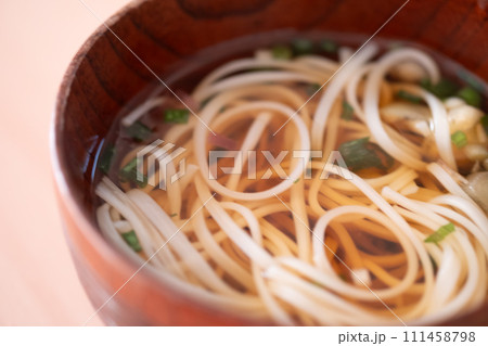 お椀のお汁に浸した稲庭うどん お椀のお汁に浸した稲庭うどん 111458798