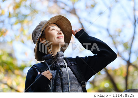 ハイキング　山歩き　見上げる　晴天 111458828