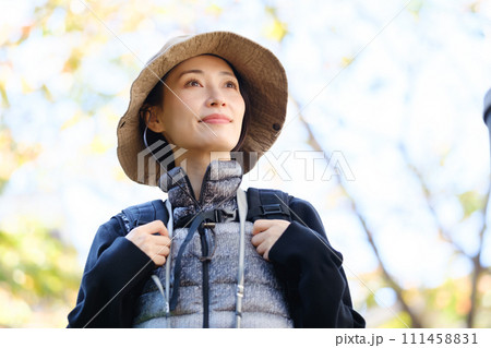 ハイキング 山歩き 見上げる 晴天 ハイキング 山歩き 見上げる 晴天 111458831