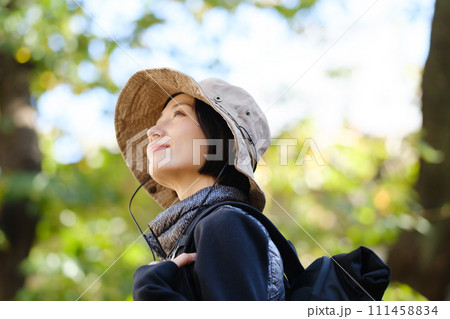 ハイキング　山歩き　見上げる　晴天 111458834