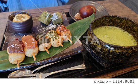 静岡の茶処で楽しむ、彩り豊かな焼き団子と抹茶のティータイム 111459083