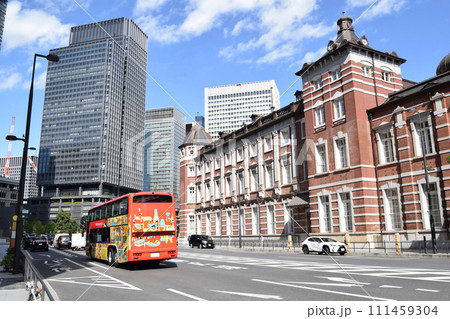 東京駅丸の内南口周辺の街並み 111459304