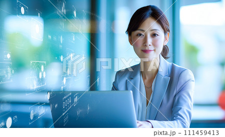 データホログラムを分析する未来的な実業家。デジタルネットワークの中で力を発揮する企業戦略家。 データホログラムを分析する未来的な実業家。デジタルネットワークの中で力を発揮する企業戦略家。 111459413