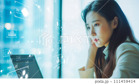 データホログラムを分析する未来的な実業家。デジタルネットワークの中で力を発揮する企業戦略家。 111459414