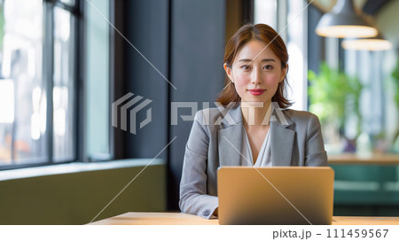 データホログラムを分析する未来的な実業家。デジタルネットワークの中で力を発揮する企業戦略家。 111459567