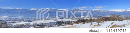 冬の安曇野と北アルプスのパノラマ 111459755
