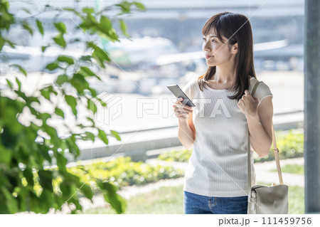 空港　窓辺　女性　スマホ 111459756