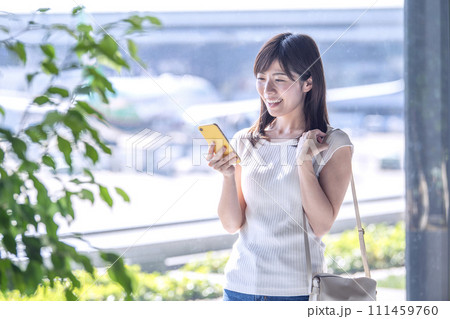 空港　窓辺　女性　スマホ 111459760