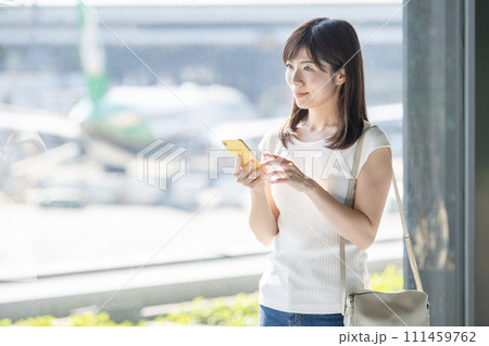 空港　窓辺　女性　スマホ 111459762