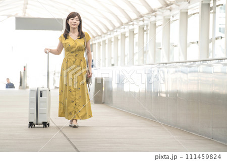 空港 通路 女性 出発 駅 空港 通路 女性 出発 駅 111459824