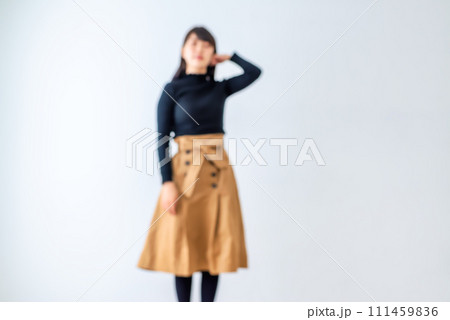 若い女性のポートレート　アウトフォーカス　イメージカット 111459836