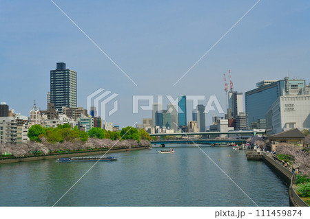 【大阪府】3月・桜満開の都市風景 111459874
