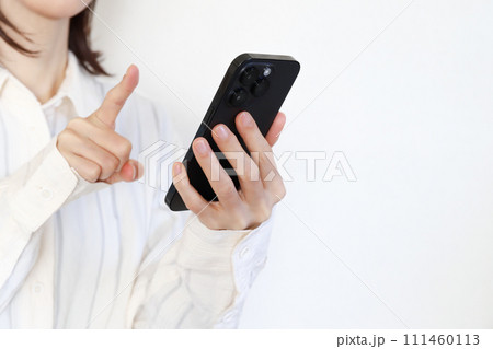 スマホを使う女性 スマホを使う女性 111460113