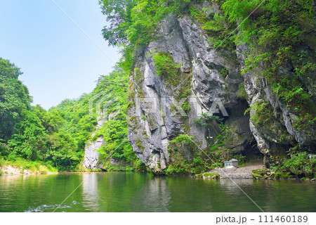 東北・猊鼻渓・舟下り・昆沙門天が祀られた昆沙門窟と、隣にあるあまよけの岩・岩手県一関市(2) 東北・猊鼻渓・舟下り・昆沙門天が祀られた昆沙門窟と、隣にあるあまよけの岩・岩手県一関市(2) 111460189