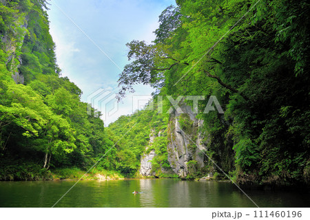 東北・猊鼻渓・舟下り・桃源郷のような眺め、昆沙門窟とあまよけの岩の周辺の風景・岩手県一関市(4) 111460196