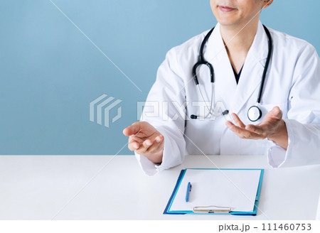 問診する男性医師 111460753